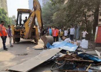 माजिवडा मानपाडा प्रभाग समिती अंतर्गत अनाधिकृत हात गाडी व फेरीवाले यांची कंबर तुटली.