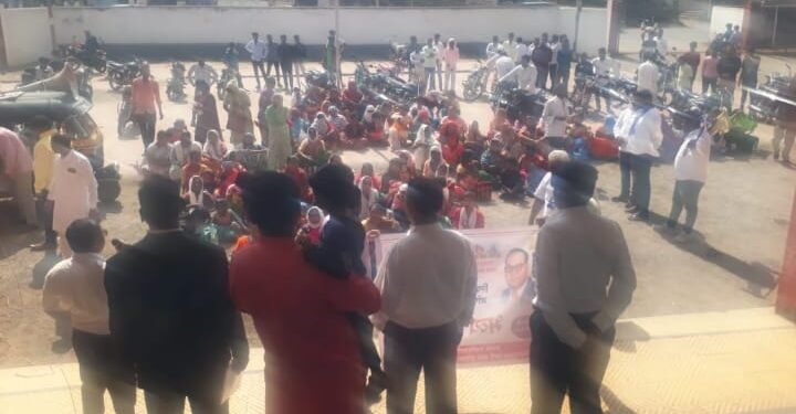 श्रीरामपूर: घटनात्मक अधिकारांची पायमल्ली प्रार्थनेच्या अधिकारापासून वंचित करून गुंडाद्वारे स्त्रियांना लज्जास्पद वागणूक.