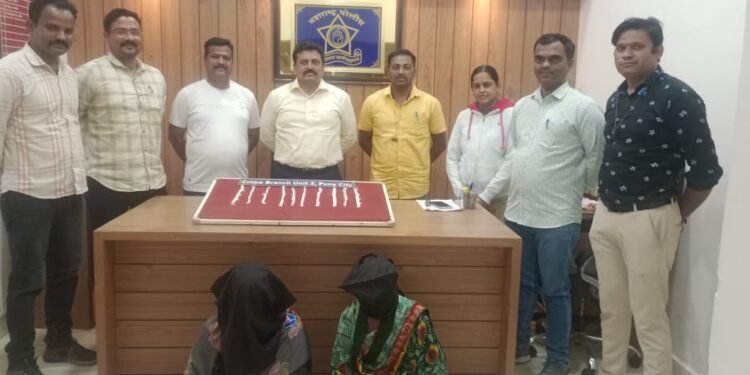 सराफ दुकानामध्ये चांदीचे दागिने चोरी करणाऱ्या रेकॉर्डवरील महिलांना, गुन्हे शाखा युनिट-२ ने शंभरहून अधिक CCTV कॅमेरांच्या मदतीने शिताफिने केले जेरबंद