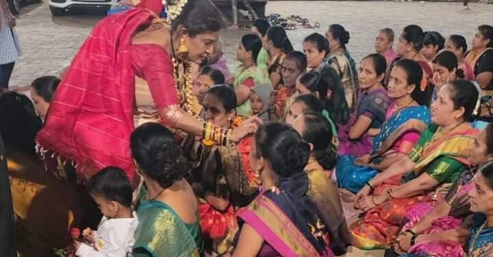 भायखळा दगडी चाळ येथे महिलांसाठी हळदी कुंकू व सौभाग्यवतीच लेणं असणारा सण मकर संक्रांती साजरी.