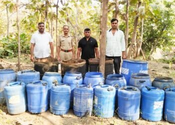 समुद्रपुर परिसरातील ईटलापुर पारधी बेड़ा येथील जंगल शिवारात वॉश आउट मोहीम लाखो रुपयाचा दारु साठा नष्ट