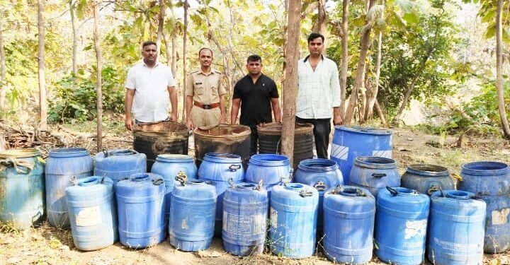 समुद्रपुर परिसरातील ईटलापुर पारधी बेड़ा येथील जंगल शिवारात वॉश आउट मोहीम लाखो रुपयाचा दारु साठा नष्ट