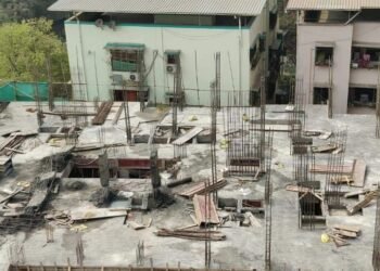 ठाणे मनपा आयुक्तांच्या आदेशाला ४८ तासात भूमाफियानी दाखवली केराची टोपली, सुट्टीच्या दिवशी अनधिकृत बांधकामे स्थानिक प्रशासनाची अघोषित परवानगी.