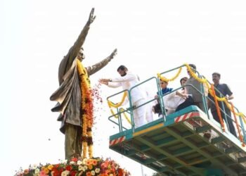 बाळासाहेब ठाकरे यांच्या जयंतीनिमित्त मुंबईत  मुख्यमंत्री शिंदे यांनी केलं पूर्णाकृती पुतळ्यास पुष्पहार अर्पण करून अभिवादन.