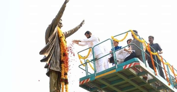 बाळासाहेब ठाकरे यांच्या जयंतीनिमित्त मुंबईत  मुख्यमंत्री शिंदे यांनी केलं पूर्णाकृती पुतळ्यास पुष्पहार अर्पण करून अभिवादन.