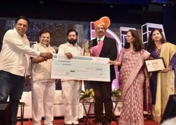 वंदनीय बाळासाहेब ठाकरे आरोग्य रत्न पुरस्कार’ आज मुख्यमंत्री एकनाथ शिंदे यांच्या हस्ते प्रदान करण्यात आले.
