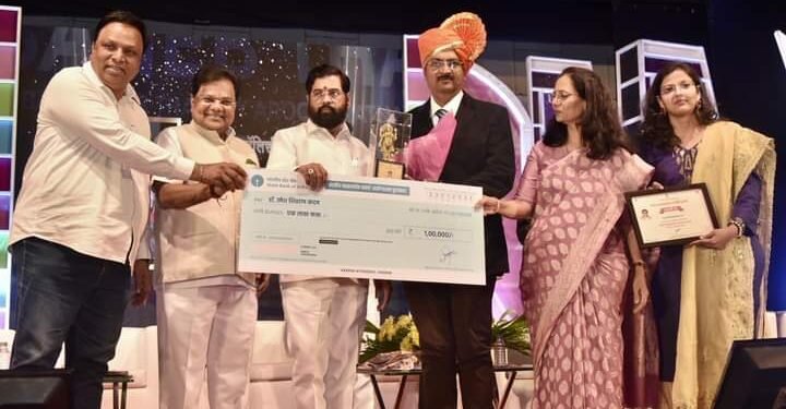 वंदनीय बाळासाहेब ठाकरे आरोग्य रत्न पुरस्कार’ आज मुख्यमंत्री एकनाथ शिंदे यांच्या हस्ते प्रदान करण्यात आले.