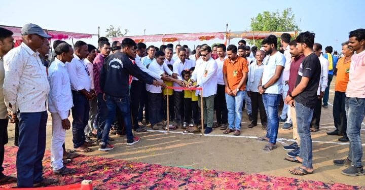 मूलचेरा तालुक्यातील मलेझेरी येथे भव्य कबड्डी स्पर्धेचे उद्घाटन अम्ब्रिशराव आत्राम माजी राज्यमंत्री यांच्या हस्ते संपन्न.