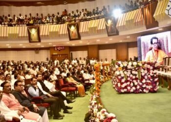 महाराष्ट्र विधानमंडळाच्या मध्यवर्ती सभागृहात हिंदुहृदयसम्राट बाळासाहेब ठाकरे यांच्या तैलचित्राचे अनावरण.