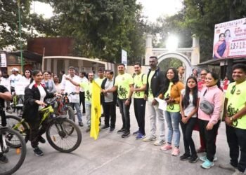 मनोरुग्णांसोबत न्यायाधीशांनी चालवली सायकल मनोरुग्णांच्या सामाजिक पुनर्वसनासाठी सायकल राईड