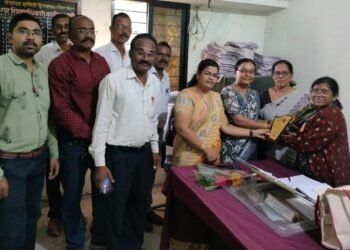 अखिल महाराष्ट्र प्राथमिक शिक्षक संघाकडून हिंगणघाट येथील गटशिक्षणाधिकारी यांचा सत्कार.
