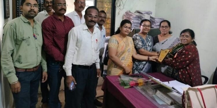 अखिल महाराष्ट्र प्राथमिक शिक्षक संघाकडून हिंगणघाट येथील गटशिक्षणाधिकारी यांचा सत्कार.