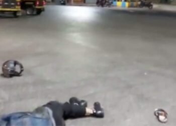 दुचाकी चालकाचा गाडीवरचा ताबा सुटला दोन्ह तरुण उड्डाण पुलावरून खाली पडून जागीच ठार.