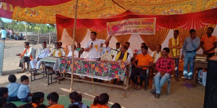 एटापल्ली तालुक्यातील वासामुंडी येथील ग्रामीण कबड्डी व व्हॉलीबॉल सामन्याचे माजी आमदार दिपक दादा आत्राम यांच्या हस्ते उदघाटन.