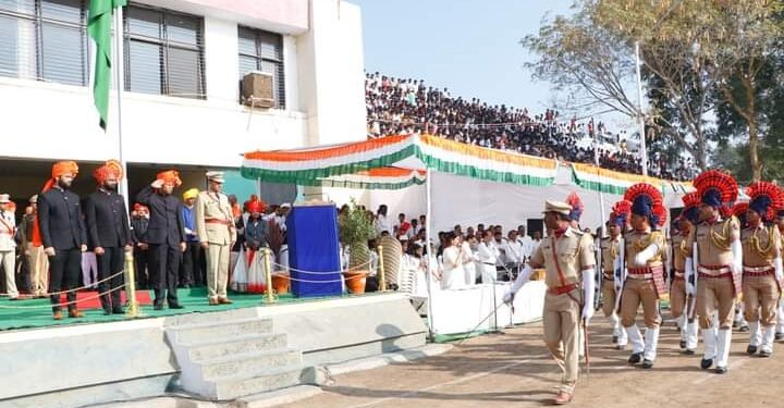 स्वातंत्र्य लढ्यात वर्धा जिल्ह्याचे महत्वाचे योगदान भारतीय प्रजासत्ताकाचा वर्धापन दिन उत्साहात साजरा.
