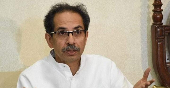 धर्मवीर आनंद दिघे यांच्या आनंद मठात न जाताच उद्धव ठाकरे मुंबईला रवाना, शिंदे गटाचा घणाघात.