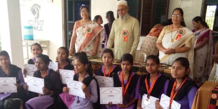 मोहसीनभाई जव्हेरी कन्या महाविद्यालय बल्लारपूर येथे प्रजासत्ताक दिनानिमित्त विविध रंगारंग कार्यक्रम संपन्न.