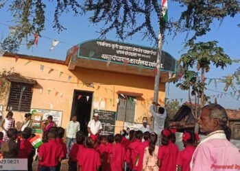 खांदला ग्रामपंचायत येथे 74 वा प्रजासत्ताक दिन साजरा, सरपंचा सौ, सुमनताई आलाम यांचे हस्ते ध्वजारोहण.