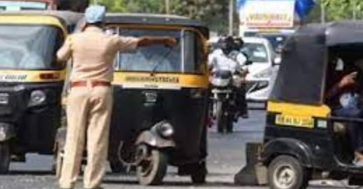 रिक्षा चालकांनी लंपास केलेल्या ६० तोळे, बिहारच्या नक्षलग्रस्त भागातून दोन आरोपींना पोलिसांनी ठोकल्या बेड्या.