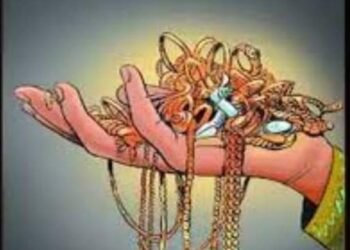 महिलेने पितळेचे दागिने तारण ठेवत उचलले कोटींचे कर्ज, पोलिसांनी महीलेल्या ठोकल्या बेड्या.