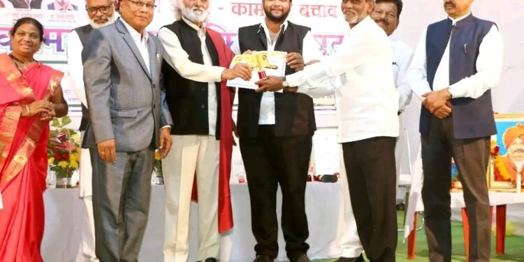 भिमराव कळमकर यांना बाबासाहेब डॉ.भिमराव आंबेडकर समाज क्रांती पुरस्कार