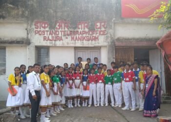 इन्फंट जीजस इंग्लिश पब्लिक हायस्कूलच्या विद्यार्थ्यांची राजुरा पोस्ट ऑफिसला दिली भेट.