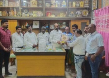 नैसर्गिक पर्यावरण संवर्धन व मानवता विकास संस्थेतर्फे राष्ट्रीय मागासवर्गीय आयोग चे राष्ट्रीय अध्यक्ष हंसराज अहिर यांचा सत्कार.