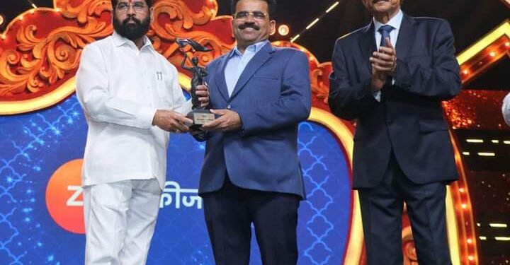 मुख्यमंत्री शिंदे यांच्या हस्ते मिरा भाईंदर पालिकेचे आयुक्त दिलीप ढोले यांना सकाळ सन्मान 2023 या पुरस्काराने गौरव.