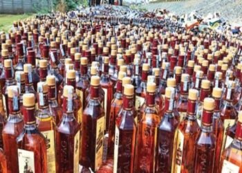 वर्धा सावंगी येथे सुरू होती नकली दारू बनवण्याची कंपनी, पोलिसांनीअपार्टमेंटवर छापा घालून केली धडक कारवाई.