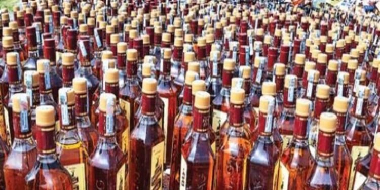 वर्धा सावंगी येथे सुरू होती नकली दारू बनवण्याची कंपनी, पोलिसांनीअपार्टमेंटवर छापा घालून केली धडक कारवाई.