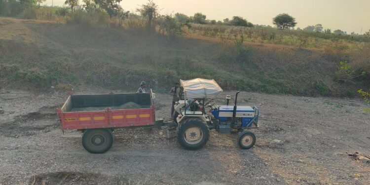 कोरपना येथे मुरूमचे अवैध उत्खनन जोमात, प्रशासन गेले कोमात.