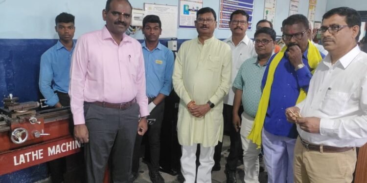 अंबुजा फाऊडेशन उपरवाही येथील कौशल्य विकास केंद्राला आमदार सुभाष धोटे यांची भेट.