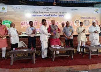 शांतिनिकेतन येथील लोक विद्यापीठांमध्ये डॉ. नितिन गोंधळे यांचा जाहीर सत्कार.