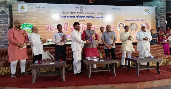 शांतिनिकेतन येथील लोक विद्यापीठांमध्ये डॉ. नितिन गोंधळे यांचा जाहीर सत्कार.