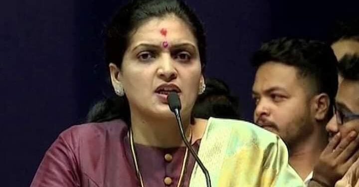 भाजप नेत्यांवर आचारसंहिता भंग केल्याचे गुन्हे दाखल करा, राष्ट्रवादी काँग्रेसच्या नेत्या रुपाली ठोंबरे यांची मागणी.