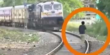 ट्रेनसमोर उभा राहून तरुण देत होता फ्लाइंग किस, मग अस काही झाल की त्याला ते सर्व महागात पडल.