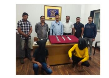 हत्यारासह दहशत माजविणारे फरार आरोपी अखेर गुन्हे शाखा युनिट १ ने हत्यारासहीत केले अटक