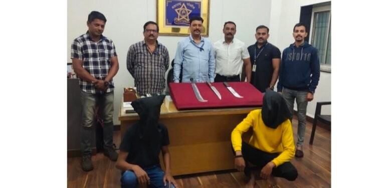 हत्यारासह दहशत माजविणारे फरार आरोपी अखेर गुन्हे शाखा युनिट १ ने हत्यारासहीत केले अटक