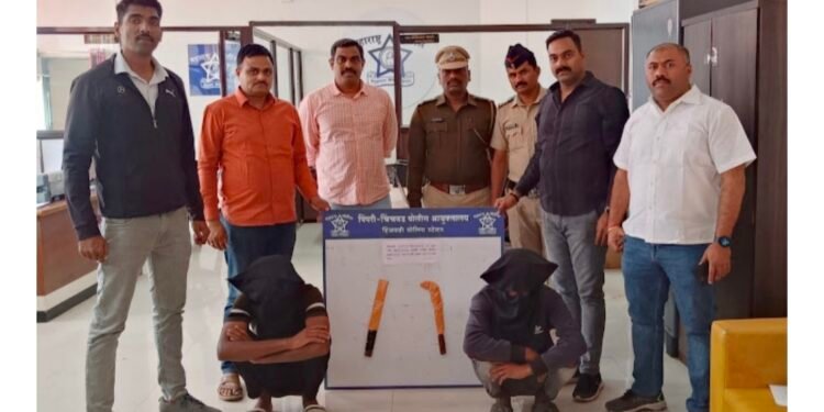 बेकायदेशिर रित्या हत्यार जवळ बाळगुन दहशत माजवणारे दोन इसमांचेवर हिंजवडी पोलीसांची कारवाई