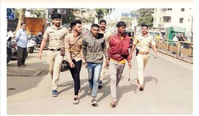 सिंहगड रोड पोलिस स्टेशन ची कामगिरी पुण्यात भारी…धायरीतील गारमाळ परिसरातून कोयता गँगमधील सराईतांची पोलिसांनी काढलेली धिंड.