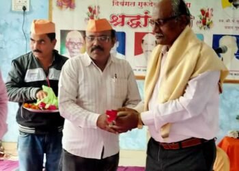 गुरुदेव सेवा मंडळ हिंगणघाट तर्फे शहरातील जेष्ठ पत्रकार राजेंद्र राठी व दशरथ ढोकपांडे यांचा सत्कार.