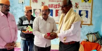 गुरुदेव सेवा मंडळ हिंगणघाट तर्फे शहरातील जेष्ठ पत्रकार राजेंद्र राठी व दशरथ ढोकपांडे यांचा सत्कार.