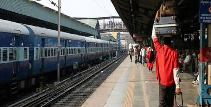 मेल एक्सप्रेसच्या एसी बोगितुन अवैध गुटख्याची तस्करी, कल्याण रेल्वे पोलिसांनी तिघांना ठोकल्या बेड्या.