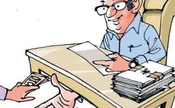 वर्धा जिल्हात नगर पालिकेतील सफाई कर्मचाऱ्याला वेतनश्रेणी लागू करण्यासाठी 10.000 हजार लाचेची मागणी.