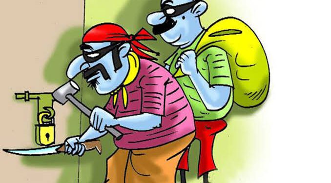 आकुर्डीतील पांढरकर वस्तीत भुरट्या चोरांचा सुळसुळाट घरात घुसून पैशाची चोरी होते ; नागरिकांमध्ये भीतीचे वातावरण.