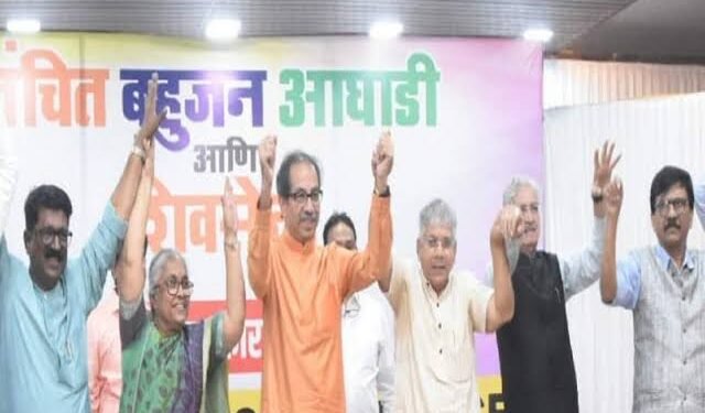 फटाक्यांची आतिषबाजी करत वंचित बहुजन आघाडी व शिवसेनेच्या युतीचे इनामधामणीत जोरदार स्वागत.