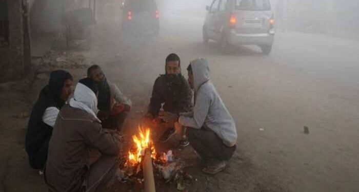 नाशिक शहरासह जिल्ह्यात शीत लहर, नागरिक बेजार, जागो जागी पेटत आहे शेकोटी.