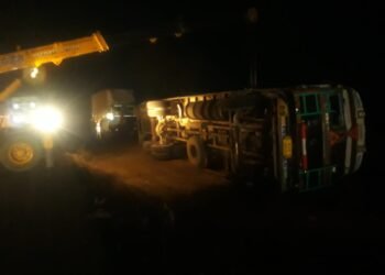 नगर मनमाड रोड देहरे गावाजवळ कंटेनर रोडच्या किनाऱ्या वरून पलटी.