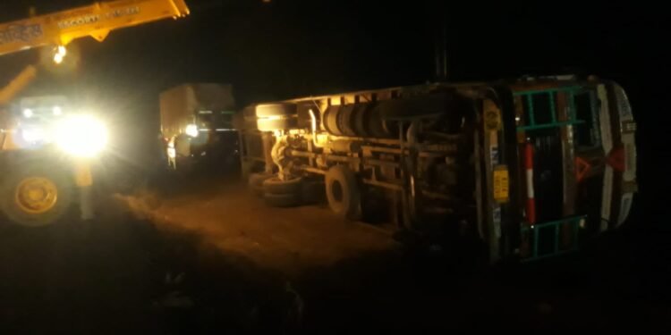 नगर मनमाड रोड देहरे गावाजवळ कंटेनर रोडच्या किनाऱ्या वरून पलटी.