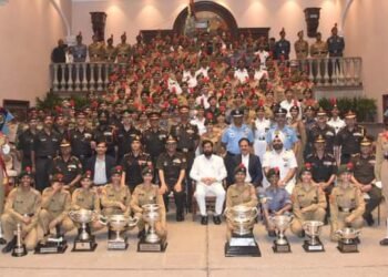 प्रजासत्ताक दिनी महाराष्ट्रातून दिल्ली येथे संचलनात सहभागी झालेल्या १२५ एनसीसी विद्यार्थ्यांचा मुख्यमंत्री शिंदे यांच्या हस्ते सन्मान.